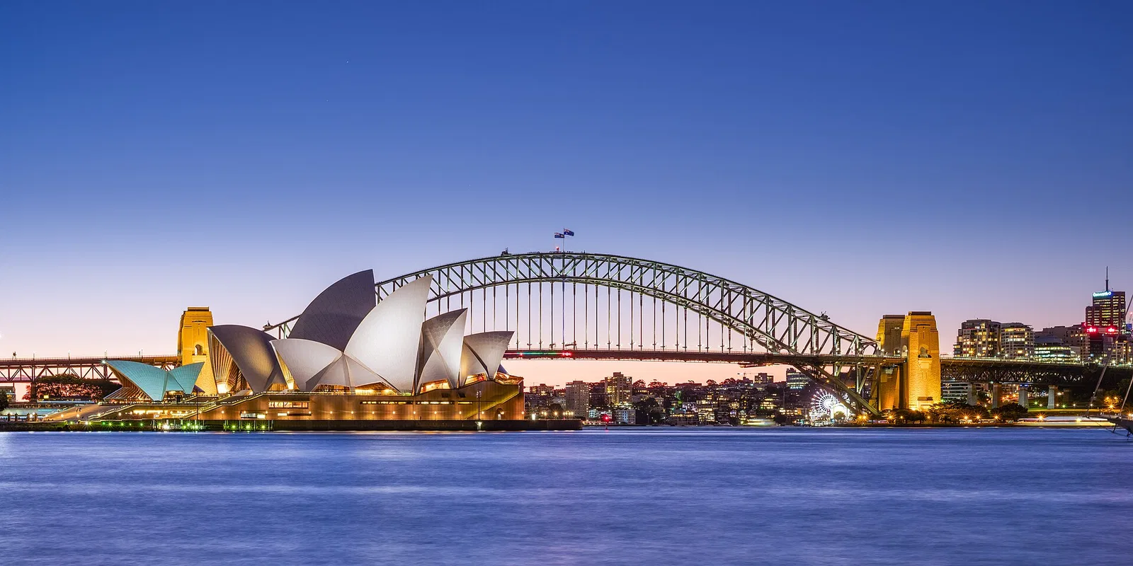 Australia: The world’s longest golf course stretches for 1,365 kilometres.